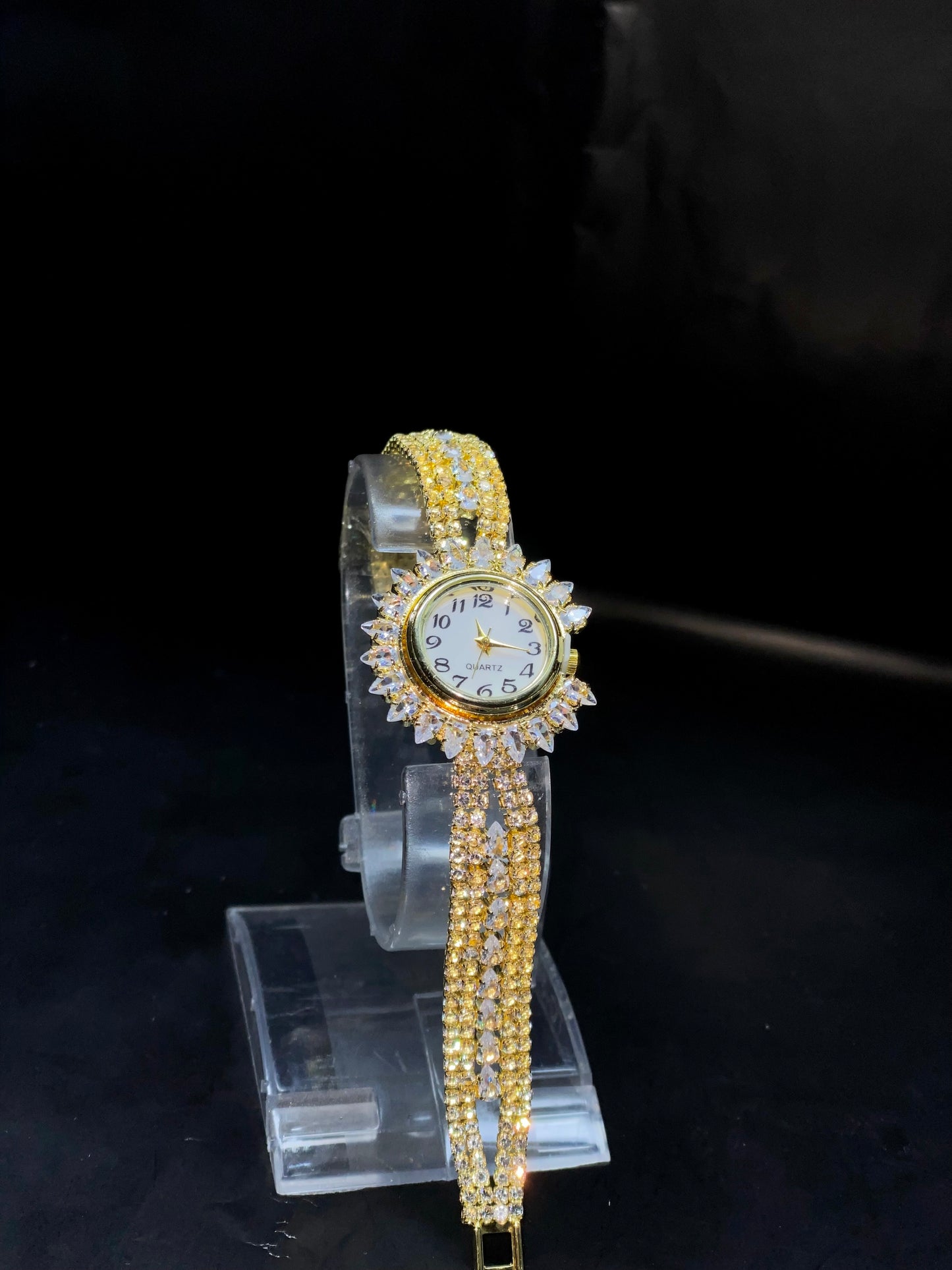 Elegant Golden Women’s Watch with Pearl Accents