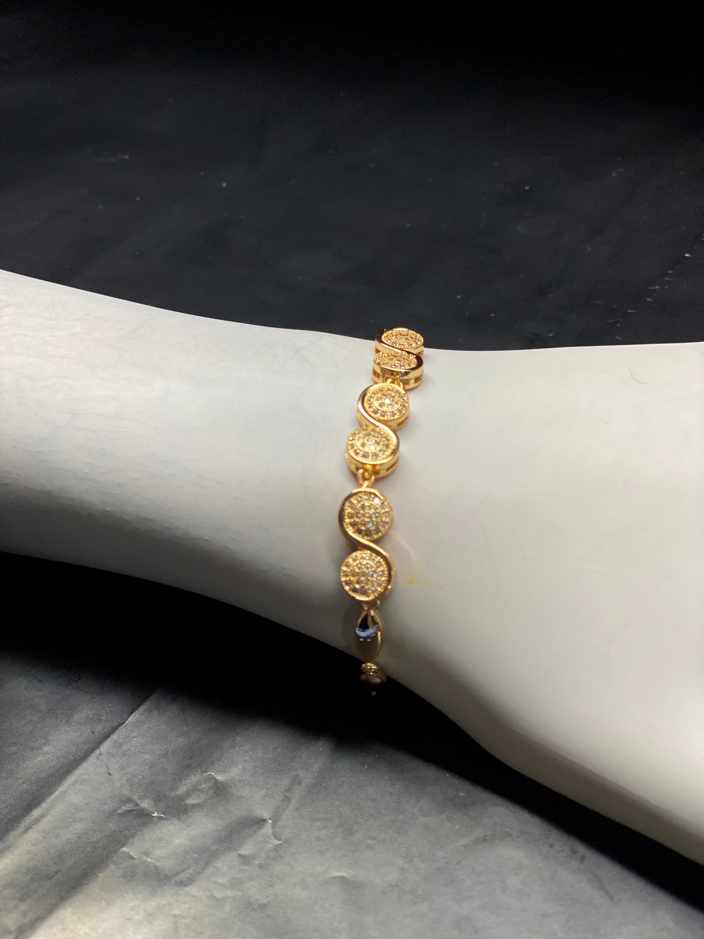 Elegant Gold SSS Design Bracelet